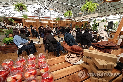 (서귀포=연합뉴스) 박지호 기자 = 2025년 3월 16일 오전 제주 서귀포시 표선면 성읍리 보롬왓에서 열린 '제1회 국제초콜릿쇼'에서 이종인 보롬왓 대표가 인사말을 하고 있다. 2025.3.16 jihopark@yna.co.kr