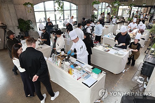 (서귀포=연합뉴스) 박지호 기자 = 5월 23일 제주 서귀포시 표선면 성읍리 보롬왓에서 제1회 'Tasty Jeju 메밀' 요리경연대회가 열리고 있다. 2026 서울푸드페스티벌의 일환으로 마련된 이 행사는 제주 대표 식재료인 메밀을 중심으로 제주 식문화의 가치와 현대적 확장 가능성을 국내외 미식 관계자들에게 소개하는 자리이자 요리경연대회다. 2026.5.23 jihopark@yna.co.kr