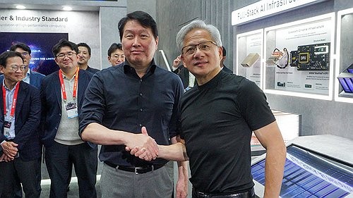 (타이베이=연합뉴스) 최태원 SK그룹 회장(왼쪽)과 젠슨 황 엔비디아 CEO가 2일 대만 타이베이에서 개막한 '컴퓨텍스 2026' SK하이닉스[000660] 부스에서 기념사진을 촬영하고 있다. 2026.6.2 [공동취재단] photo@yna.co.kr