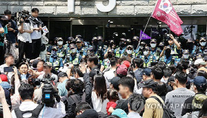 개표소 봉쇄 시위대 수천명대로 늘어…14시간째 결집