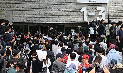 (서울=연합뉴스) 이진욱 기자 = 2박 3일 봉쇄 사태'가 발생한 서울 송파구 잠실7동 제2투표소에 대한 개표가 진행 중인 가운데, 부정선거를 주장하는 시위대가 5일 개표소인 올림픽공원 핸드볼경기장 앞에서 개표 중단을 요구하고 있다. 2026.6.5 cityboy@yna.co.kr