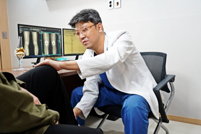 진료 중인 허동범 원장
