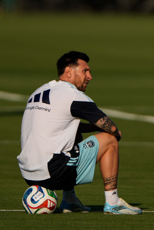 '선수는 물 보충→팬은 물병 반입 금지' FIFA 이중잣대 분노 폭발, 결국 한발 물러섰다 '입장 번복'