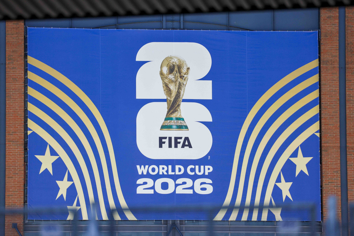 '선수는 물 보충→팬은 물병 반입 금지' FIFA 이중잣대 분노 폭발, 결국 한발 물러섰다 '입장 번복'