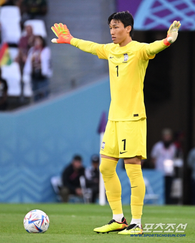 축구대표팀이 28일 오후 알라이얀의 에듀케이션 시티 스타디움에서 가나와 경기를 펼쳤다. 경기를 조율하고 있는 김승규 골키퍼. 알라이얀(카타르)=송정헌 기자 songs@sportschosun.com/2022.11.28/