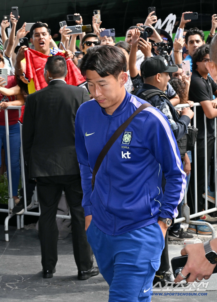 인기가 이정도였어? 손흥민 등장에 멕시코 현지 팬 시선집중, 과달라하라 입성한 대한민국 월드컵 대표팀