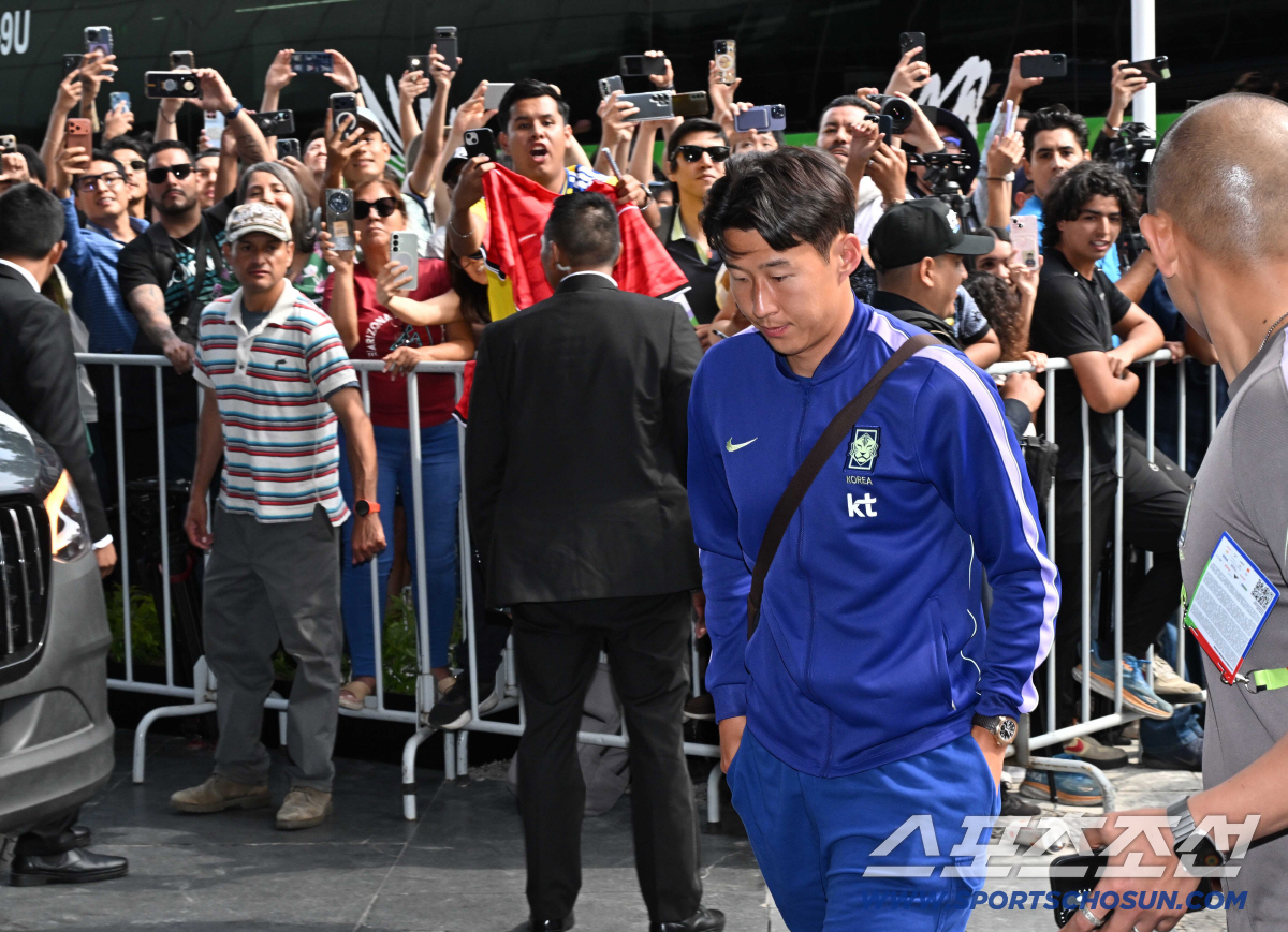 대한민국 월드컵 대표팀 손흥민이 6일(한국시각) 멕시코 과달라하라 시내의 한 호텔로 들어서고 있다. 과달라하라(멕시코)=허상욱 기자 wook@sportschosun.com/2026.06.06/