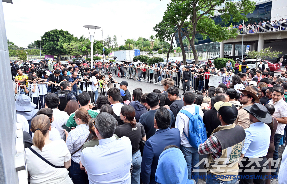 대한민구 월드컵 대표팀의 취재진과 축구팬들이 6일(한국시각) 멕시코 과달라하라 시내의 한 호텔 앞에서 축구대표팀의 도착을 기다리고 있다. 과달라하라(멕시코)=허상욱 기자 wook@sportschosun.com/2026.06.06/