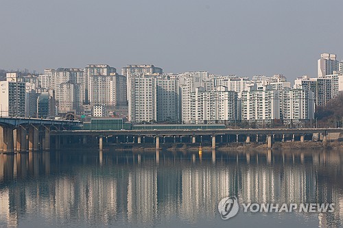 (서울=연합뉴스) 신현우 기자 = 10·15 부동산 대책 여파로 서울 아파트 매매 시장이 위축된 가운데 특히 한강벨트 일대 아파트 거래량이 크게 줄어든 것으로 나타났다. 7일 국토교통부 실거래가시스템을 분석한 결과 6일 현재까지 11월 서울 아파트 거래 신고 건수는 총 2천372건(공공기관 매수 제외)을 기록했다. 지난 10월의 거래량 8천663건에 비해 72.6% 감소한 수치다. 구별로 볼 때 특히 마포구, 성동구, 광진구, 동작구, 강동구 등 한강벨트 지역의 거래량 감소가 두드러졌다. 사진은 이날 서울 성동구 아파트 단지. 2025.12.7 nowwego@yna.co.kr