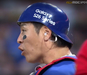 공 끌어안고 쓰러진 41세 포수→21년 후배 투수에게 "괜찮아, 붙어"...연장 결승포보다 더 결정적이었던 순간