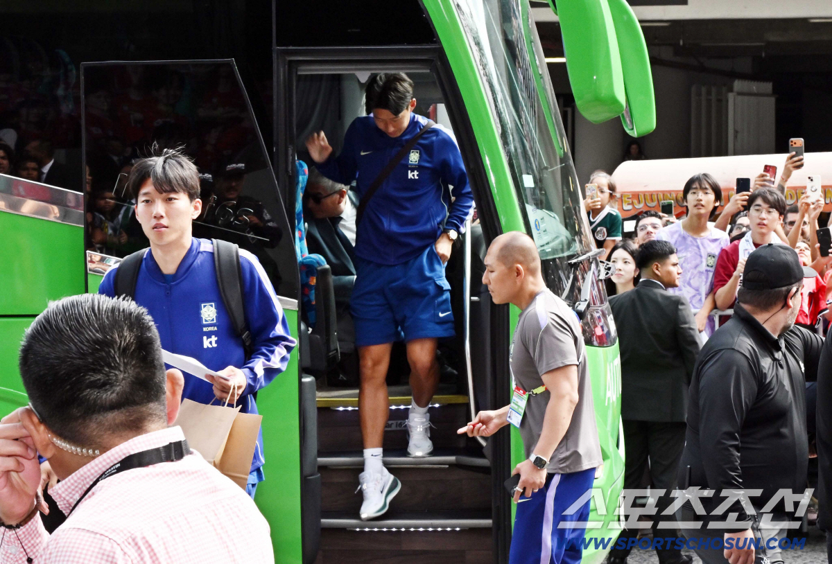 대한민국 월드컵 대표팀 손흥민이 6일(한국시각) 멕시코 과달라하라 시내의 한 호텔로 들어서고 있다. 과달라하라(멕시코)=허상욱 기자 wook@sportschosun.com/2026.06.06/