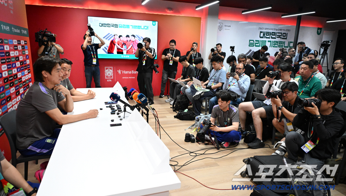 7일(한국시각) 멕시코 과달라하라의 대표팀 베이스캠프 훈련장인 치바스 베르데 바예에서 진행된 대한민국 월드컵 대표팀의 공식 훈련, 홍명보 감독이 기자회견을 하고 있다. 과달라하라(멕시코)=허상욱 기자 wook@sportschosun.com/2026.06.07/