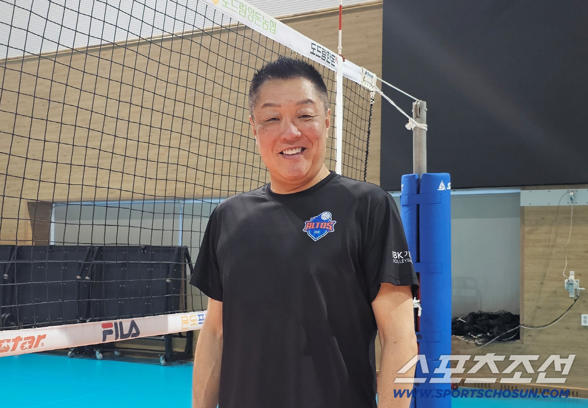 인터뷰에 임한 마나베 감독. 김영록 기자