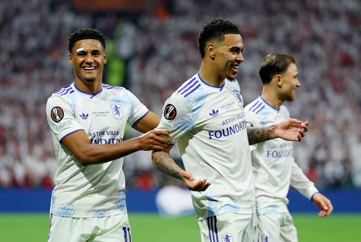 Soccer Football - UEFA Europa League - Final - SC Freiburg v Aston Villa - Besiktas Park, Istanbul, Turkey - May 20, 2026 Aston Villa's Morgan Rogers celebrates scoring their third goal with Ollie Watkins REUTERS/Kemal Aslan