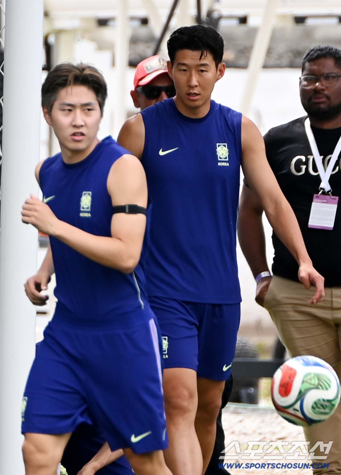 7일(한국시각) 멕시코 과달라하라 인근 사포판에 위치한 월드컵대표팀 베이스캠프 훈련장인 치바스 베르데 바예에서 진행된 대한민국 월드컵 대표팀의 공식 훈련, 이강인과 손흥민이 그라운드로 나서고 있다. 사포판(멕시코)=허상욱 기자 wook@sportschosun.com/2026.06.07/