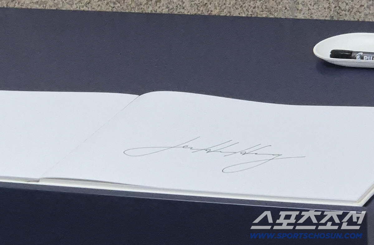 방명록의 젠슨 황 사인. 잠실=고재완 기자 star77@sportschosun.com