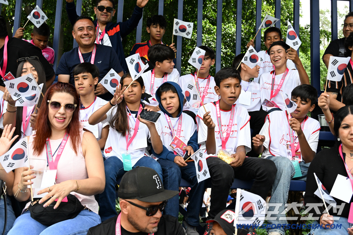 7일(한국시각) 멕시코 과달라하라 인근 사포판에 위치한 월드컵대표팀 베이스캠프 훈련장인 치바스 베르데 바예에서 진행된 대한민국 월드컵 대표팀의 공식 훈련, 이날 대표팀은 오픈트레이닝을 가졌다. 오픈트레이닝에 참가한 멕시코 현지 팬들이 태극기를 손에 들고 포즈를 취하고 있다. 사포판(멕시코)=허상욱 기자 wook@sportschosun.com/2026.06.07/
