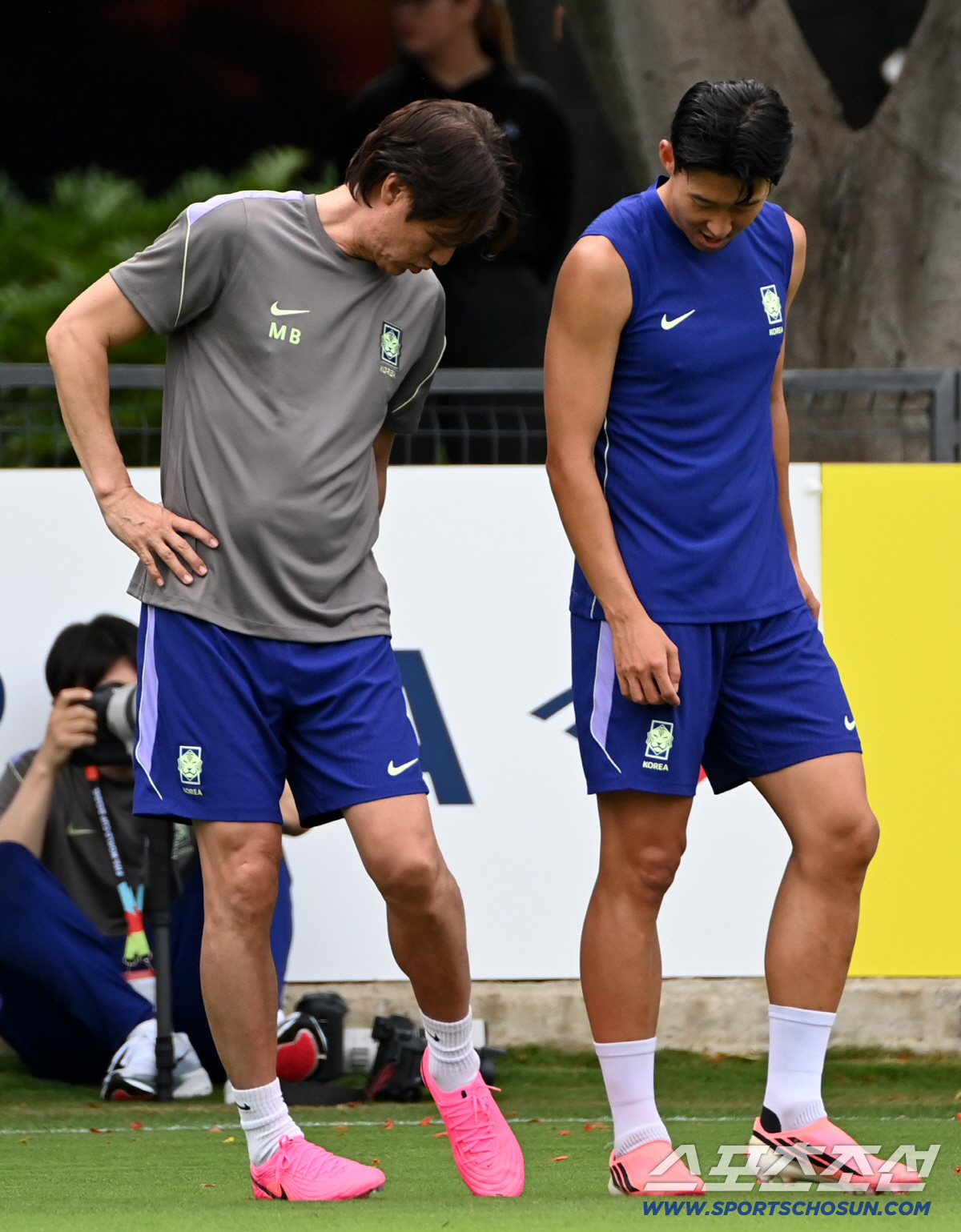 7일(한국시각) 멕시코 과달라하라의 대표팀 베이스캠프 훈련장인 치바스 베르데 바예에서 진행된 대한민국 월드컵 대표팀의 공식 훈련, 홍명보 감독과 손흥민이 이야기를 하고 있다. 과달라하라(멕시코)=허상욱 기자 wook@sportschosun.com/2026.06.07/