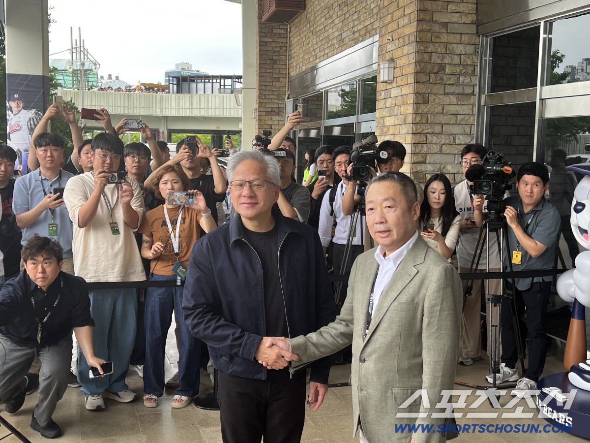 젠슨 황 CEO(왼쪽)와 박정원 구단주. 사진=공동취재단
