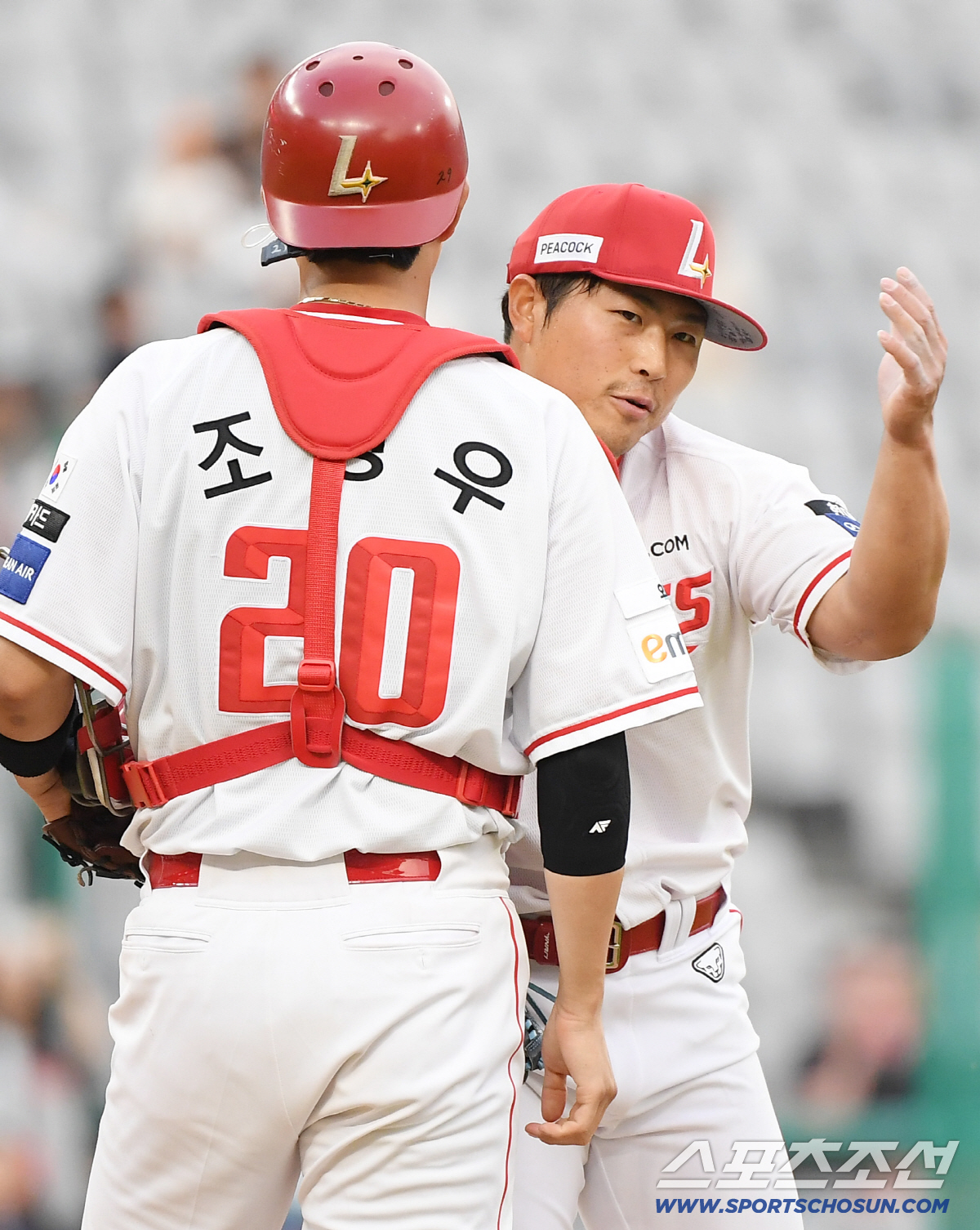 7일 인천 SSG랜더스필드에서 열린 KT 위즈와 SSG 랜더스의 경기. SSG가 7대0으로 승리한 가운데 마무리 한두솔이 조형우와 기쁨을 나누고 있다. 인천=정재근 기자 cjg@sportschosun.com/2026.6.7/