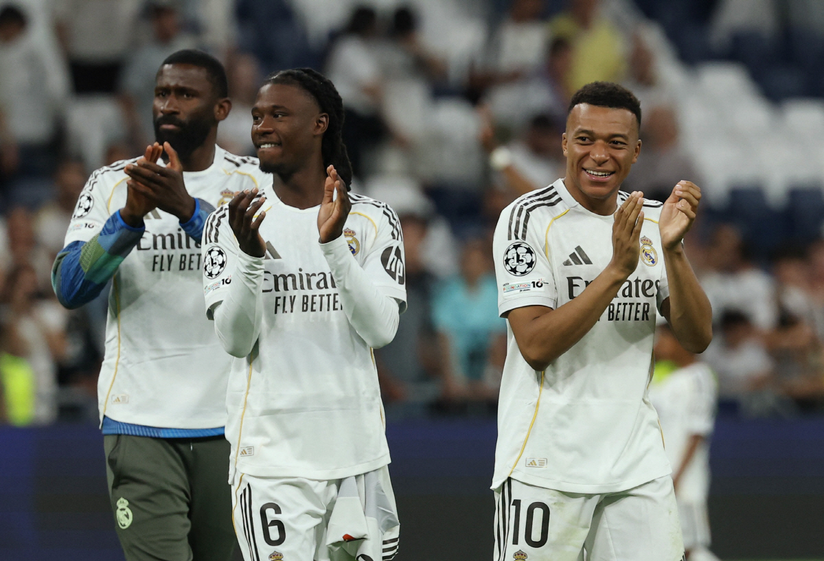 Soccer Football - LaLiga - Real Madrid v Athletic Bilbao - Santiago Bernabeu, Madrid, Spain - May 23, 2026 Real Madrid's Kylian Mbappe and Eduardo Camavinga applaud to Real Madrid's David Alaba after playing his last match for the club REUTERS/Kacper Pempel