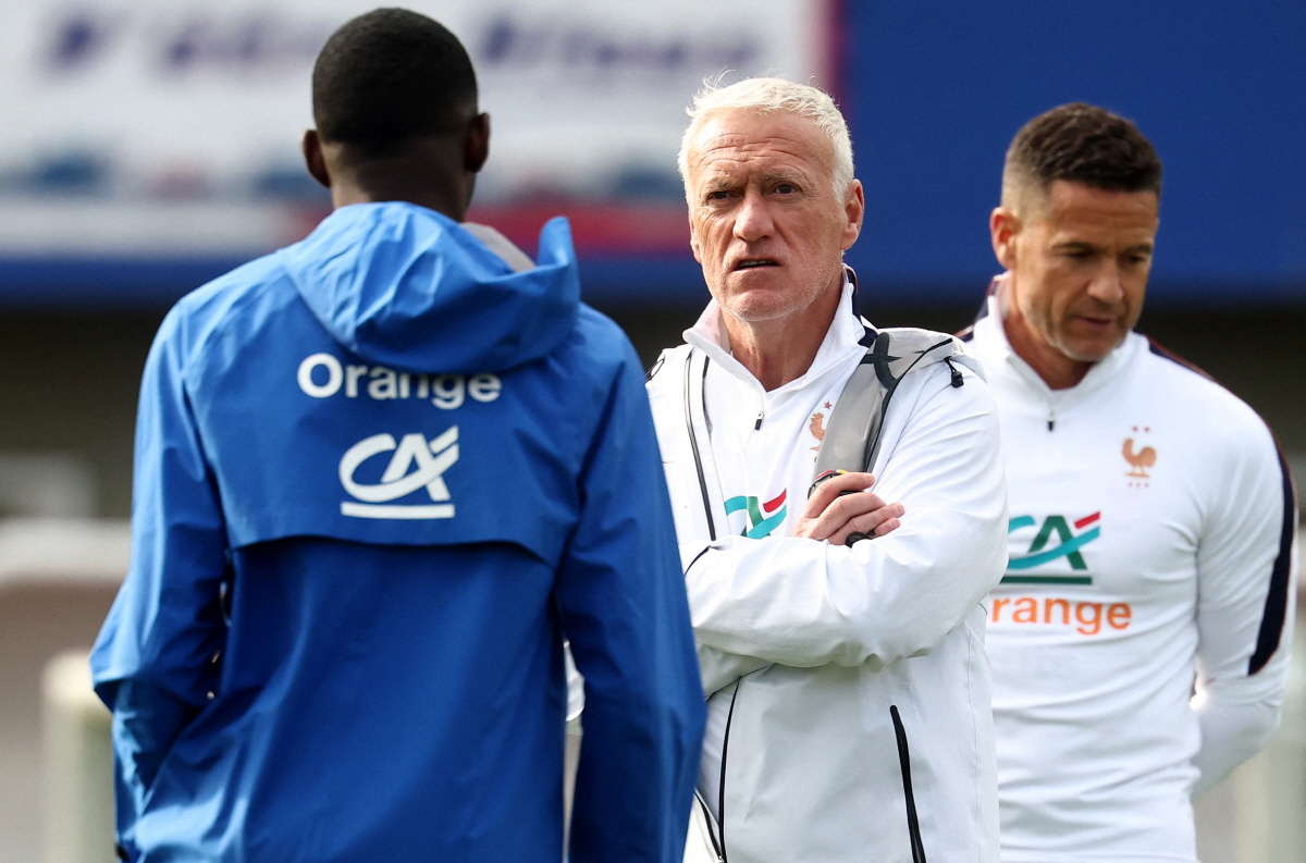 France's head coach Didier Deschamps (C) speaks with France's forward #07 Ousmane Dembele (L) during a training session at the French Football Federation's (FFF) training ground in Clairefontaine-en-Yvelines, southwest of Paris on June 6, 2026, as part of the team's preparation for upcoming 2026 FIFA World Cup football tournament. (Photo by FRANCK FIFE / AFP)
