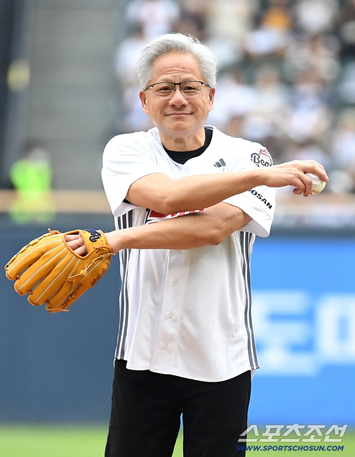 7일 잠실야구장에서 열린 KBO리그 두산과 키움의 경기. 시구를 하고 있는 젠슨 황. 잠실=송정헌 기자 songs@sportschosun.com/2026.06.07/