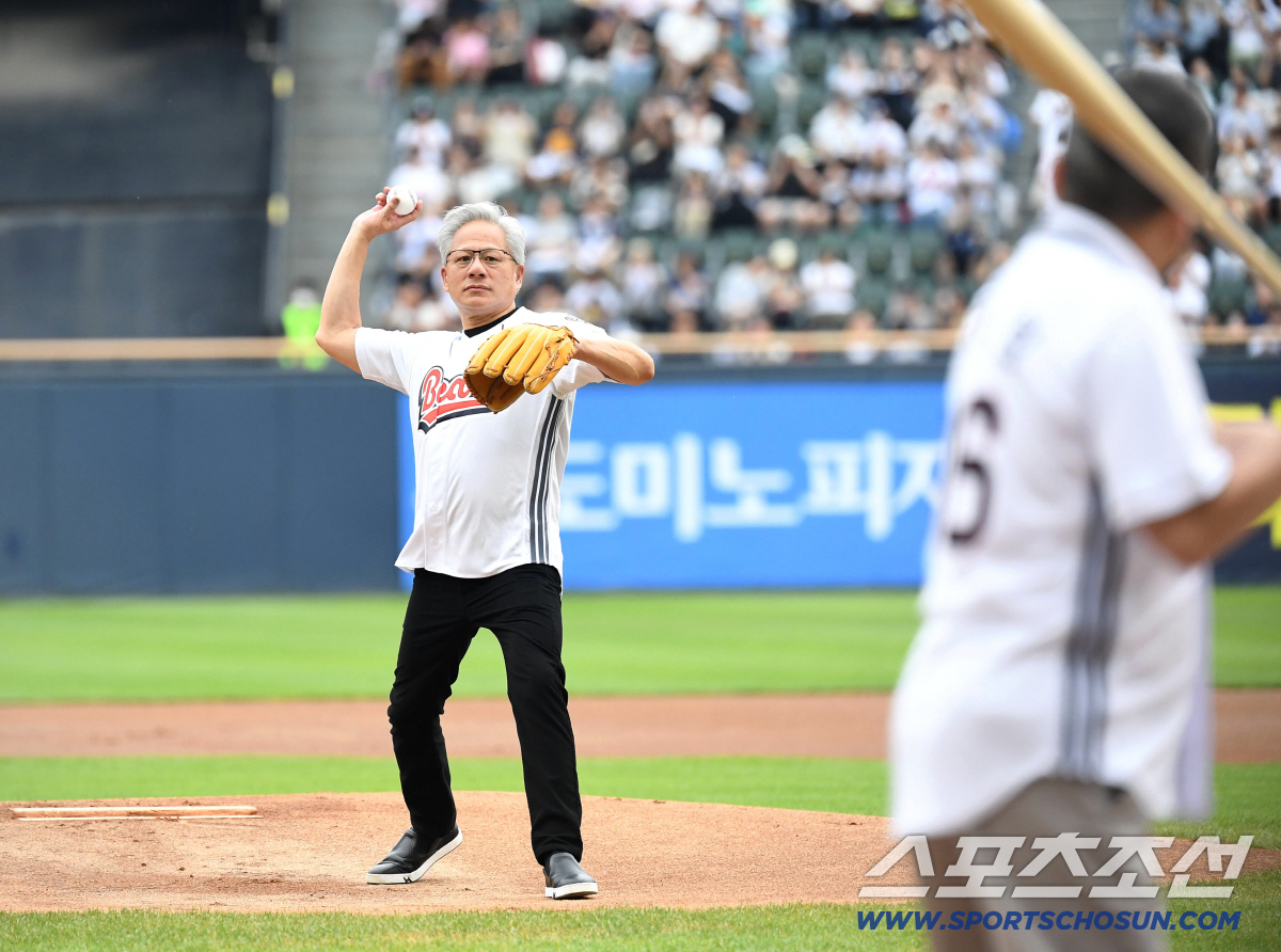7일 잠실야구장에서 열린 KBO리그 두산과 키움의 경기. 시구를 하고 있는 젠슨 황. 잠실=송정헌 기자 songs@sportschosun.com/2026.06.07/