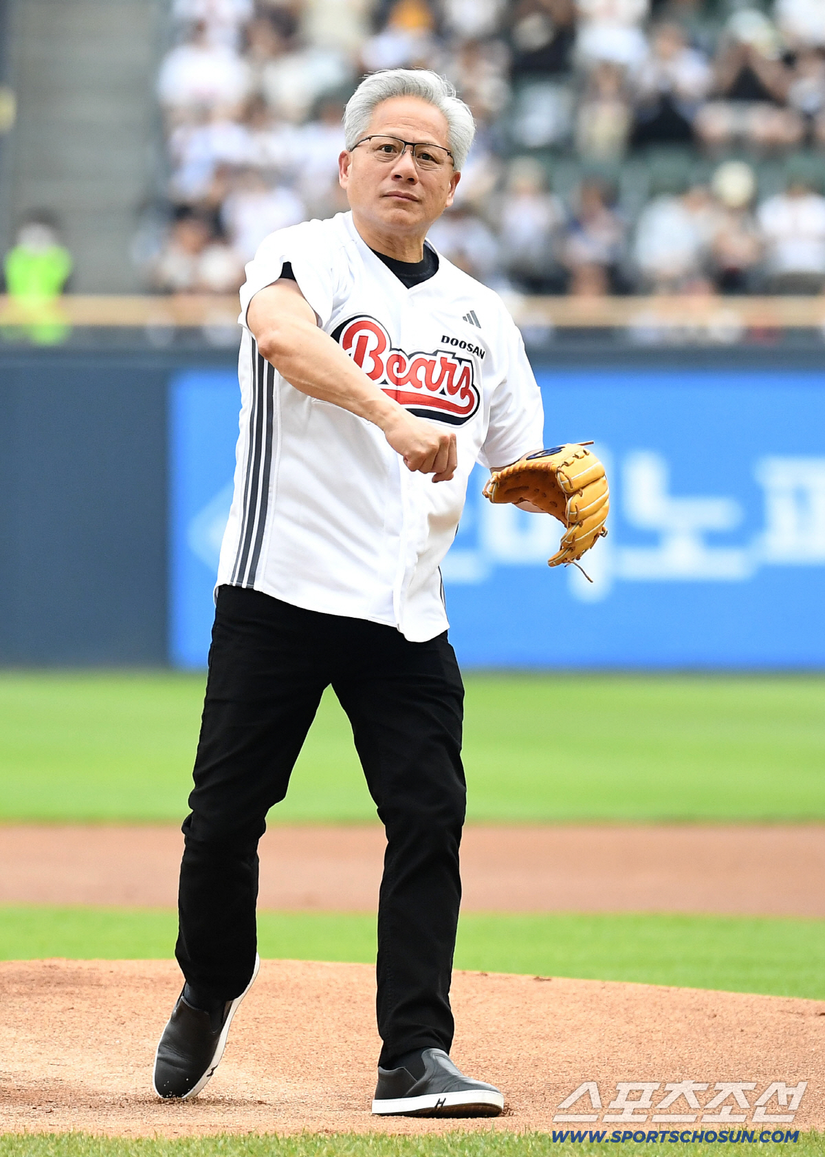 7일 잠실야구장에서 열린 KBO리그 두산과 키움의 경기. 시구를 하고 있는 젠슨 황. 잠실=송정헌 기자 songs@sportschosun.com/2026.06.07/