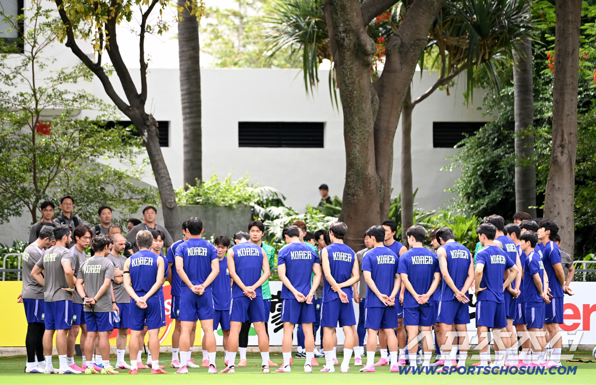 7일(한국시각) 멕시코 과달라하라 인근 사포판에 위치한 월드컵대표팀 베이스캠프 훈련장인 치바스 베르데 바예에서 진행된 대한민국 월드컵 대표팀의 공식 훈련, 홍명보 감독과 선수단이 미팅을 하고 있다. 사포판(멕시코)=허상욱 기자 wook@sportschosun.com/2026.06.07/
