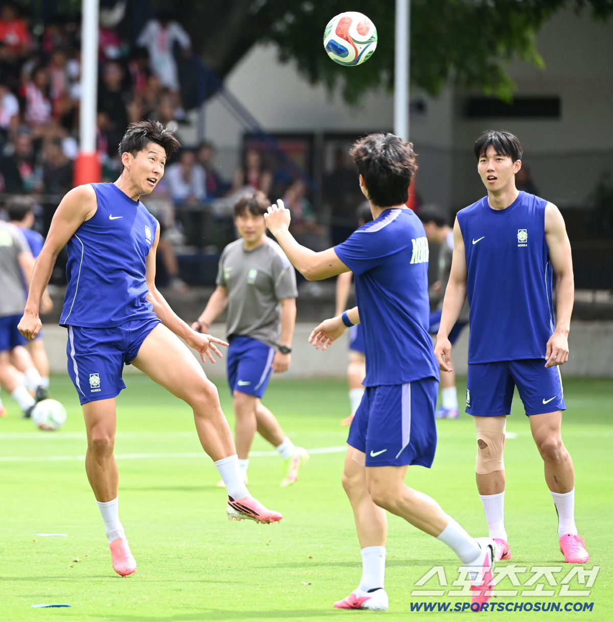 7일(한국시각) 멕시코 과달라하라의 대표팀 베이스캠프 훈련장인 치바스 베르데 바예에서 진행된 대한민국 월드컵 대표팀의 공식 훈련, 손흥민이 헤더 패스를 하고 있다. 과달라하라(멕시코)=허상욱 기자 wook@sportschosun.com/2026.06.07/