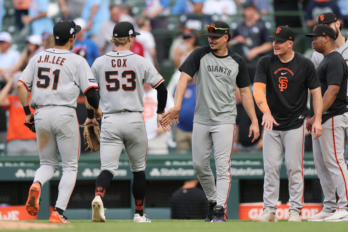 CHICAGO, ILLINOIS - JUNE 05: Jung Hoo Lee #51, Jonah Cox #53, Willy Adames #2 and Matt Chapman #26 of the San Francisco Giants celebrate defeating the Chicago Cubs 18-3 at Wrigley Field on June 05, 2026 in Chicago, Illinois. Michael Reaves/Getty Images/AFP (Photo by Michael Reaves / GETTY IMAGES NORTH AMERICA / Getty Images via AFP)연합뉴스