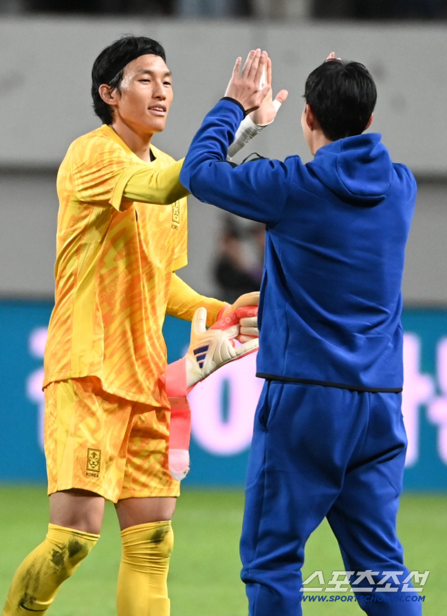 14일 서울월드컵경기장에서 열린 대한민국 축구대표팀과 파라과이의 평가전. 대한민국이 2대0으로 승리했다. 김승규와 기쁨을 나누는 손흥민의 모슴. 상암=허상욱 기자 wook@sportschosun.com/2025.10.14/