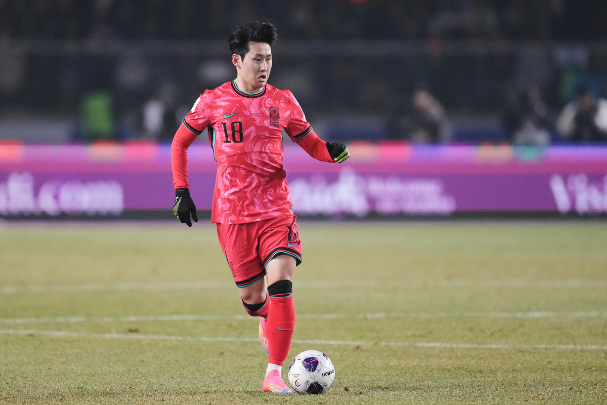 FILE - South Korea's Lee Kang-in dribbles during a World Cup qualifying soccer match against Oman in Goyang, South Korea, Thursday, March 20, 2025. (AP Photo/Lee Jin-man, File) FILE PHOTO
