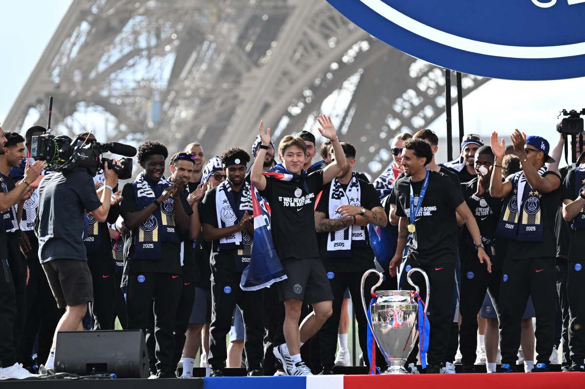 PSG's Lee Kang-in and teammates celebrate the day after winning the Champions League title, at the Eiffel Tower, in Paris, Sunday, May 31, 2026. (AP Photo/Emma Da Silva)