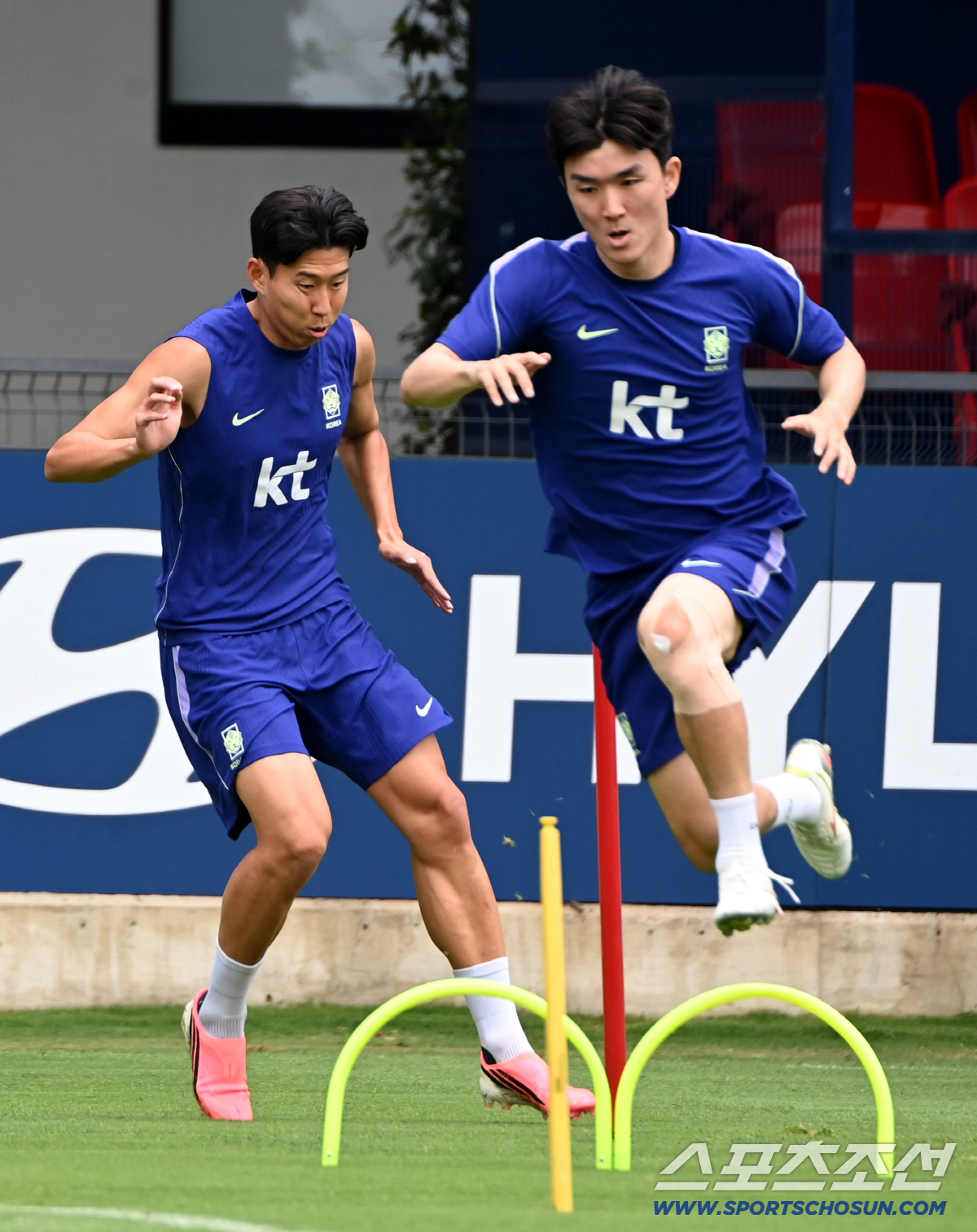 8일(한국시각) 멕시코 과달라하라 인근 사포판 월드컵대표팀 베이스캠프 훈련장 치바스 베르데 바예에서 진행된 대한민국 월드컵 대표팀의 공식 훈련, 황인범과 손흥민이 질주하고 있다. 사포판(멕시코)=허상욱 기자 wook@sportschosun.com/2026.06.08/