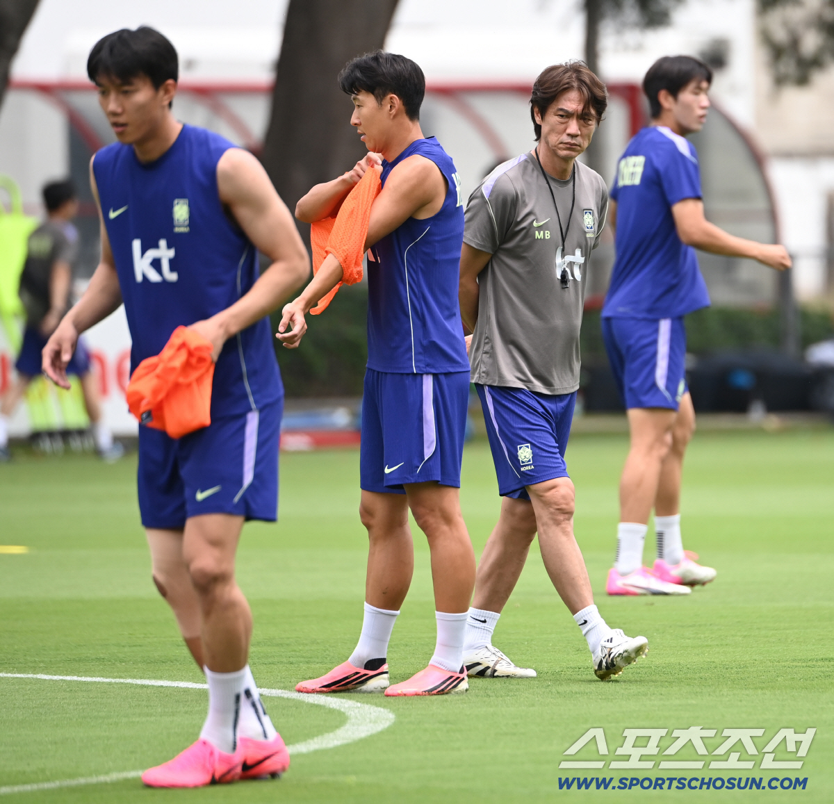 8일(한국시각) 멕시코 과달라하라 인근 사포판 월드컵대표팀 베이스캠프 훈련장 치바스 베르데 바예에서 진행된 대한민국 월드컵 대표팀의 공식 훈련, 홍명보 감독이 조끼를 입는 손흥민의 옆을 지나치고 있다. 사포판(멕시코)=허상욱 기자 wook@sportschosun.com/2026.06.08/