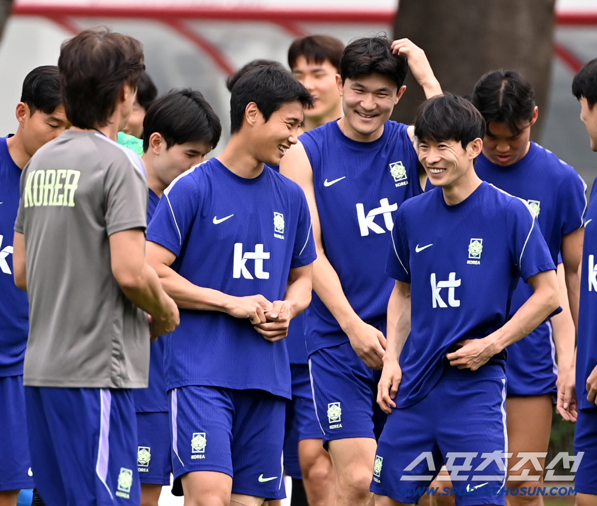 8일(한국시각) 멕시코 과달라하라 인근 사포판 월드컵대표팀 베이스캠프 훈련장 치바스 베르데 바예에서 진행된 대한민국 월드컵 대표팀의 공식 훈련, 백승호 김민재 김문환이 미소를 지으며 그라운드로 나서고 있다. 사포판(멕시코)=허상욱 기자 wook@sportschosun.com/2026.06.08/