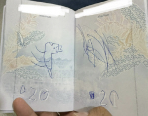 아이가 여권에 낙서, 비행기 못 타…"엄마, 공항 가자!" 웃픈 상황