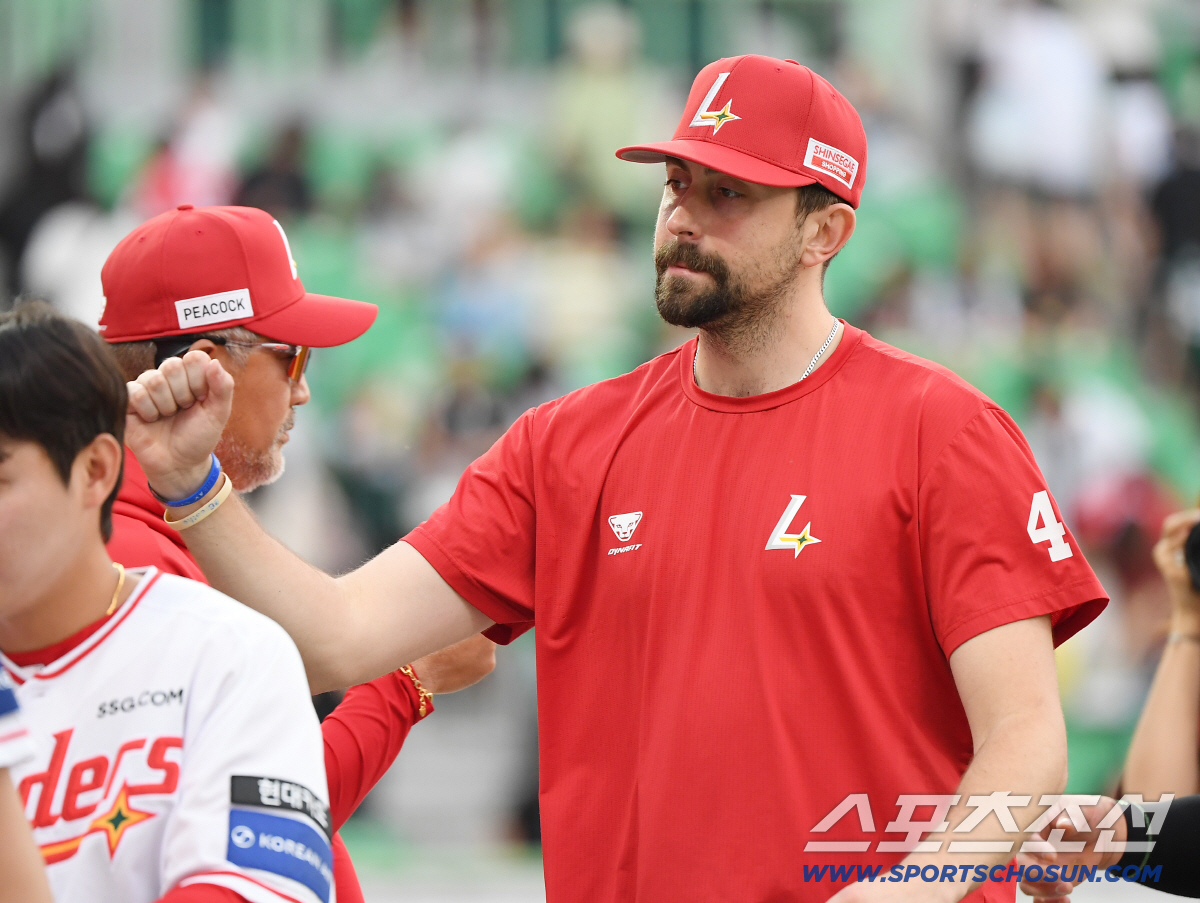7일 인천 SSG랜더스필드에서 열린 KT 위즈와 SSG 랜더스의 경기. SSG가 7대0으로 승리한 가운데 7이닝 무실점으로 승리투수가 된 베니지아노가 기쁨을 나누고 있다. 인천=정재근 기자 cjg@sportschosun.com/2026.6.7/