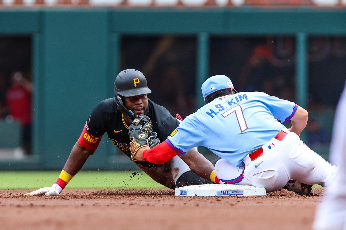 Jun 6, 2026; Cumberland, Georgia, USA; Pittsburgh Pirates center fielder Oneil Cruz (15) steals second base against Atlanta Braves shortstop Ha-Seong Kim (7) during the second inning at Truist Park. Mandatory Credit: Jordan Godfree-Imagn Images