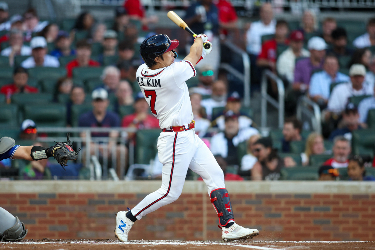 ATLANTA, GEORGIA - JUNE 3: Ha-Seong Kim #7 of the Atlanta Braves hits a single that scored a run against the Toronto Blue Jays in the second inning at Truist Park on June 3, 2026 in Atlanta, Georgia. Brett Davis/Getty Images/AFP (Photo by Brett Davis / GETTY IMAGES NORTH AMERICA / Getty Images via AFP)