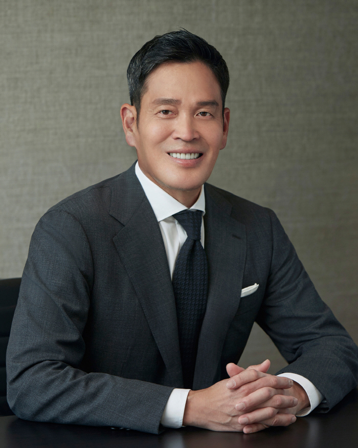 정용진 신세계 회장, 이마트·신세계프라퍼티 등기이사 CEO로 책임 경영…스타벅스코리아 신임 대표엔 신동우 신세계프라퍼티 지원본부장 내정