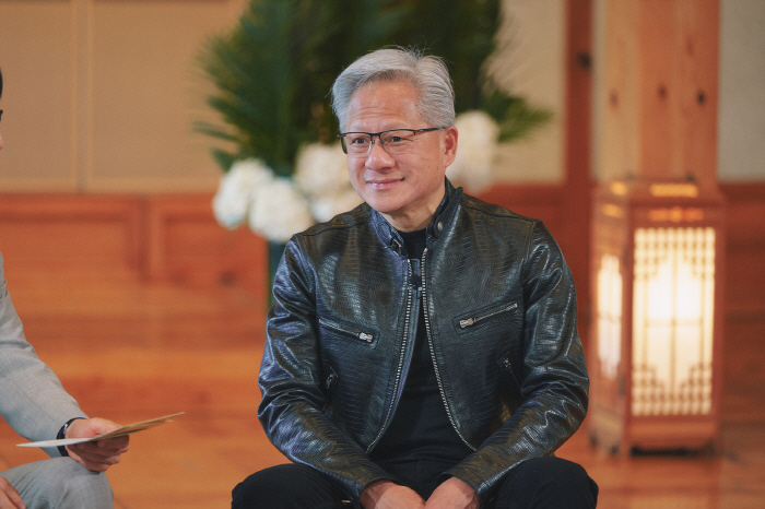 "깐부 형님이 여기 왜?"…젠슨 황, 전세계 첫 예능 '유퀴즈' 출격