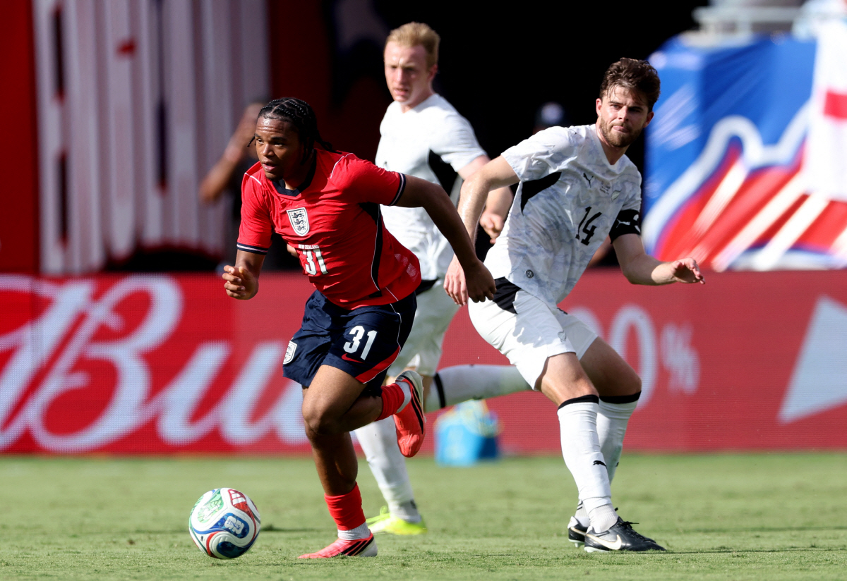 TAMPA, FLORIDA - JUNE 06: Rio Ngumoha of England runs with the ball from Alex Rufer #14 of New Zealand during the international friendly match between England and New Zealand at Raymond James Stadium on June 06, 2026 in Tampa, Florida. Richard Pelham/Getty Images/AFP (Photo by Richard Pelham / GETTY IMAGES NORTH AMERICA / Getty Images via AFP)