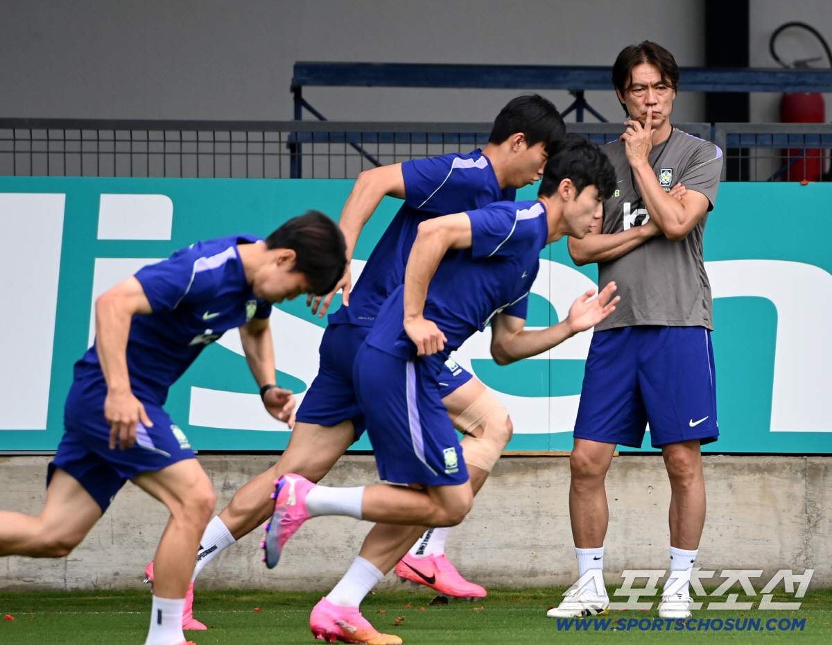 9일(한국시각) 멕시코 과달라하라 인근 사포판 월드컵대표팀 베이스캠프 훈련장 치바스 베르데 바예에서 진행된 대한민국 월드컵 대표팀의 공식 훈련. 홍명보 감독이 질주하는 선수들 사이로 생각에 잠겨 있다. 사포판(멕시코)=허상욱 기자 wook@sportschosun.com/2026.06.09/
