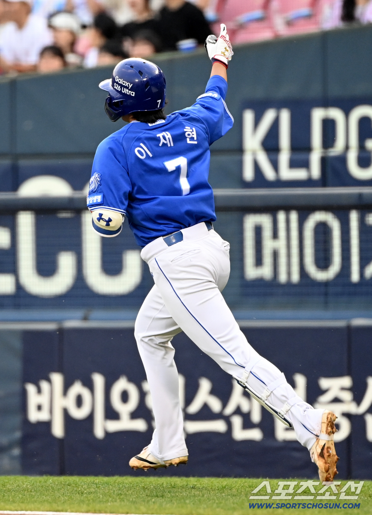 14일 잠실야구장에서 열린 삼성과 LG의 경기. 2회초 무사 만루 이재현이 선제 만루홈런을 치고 기뻐하고 있다. 잠실=허상욱 기자 wook@sportschosun.com/2026.05.14/