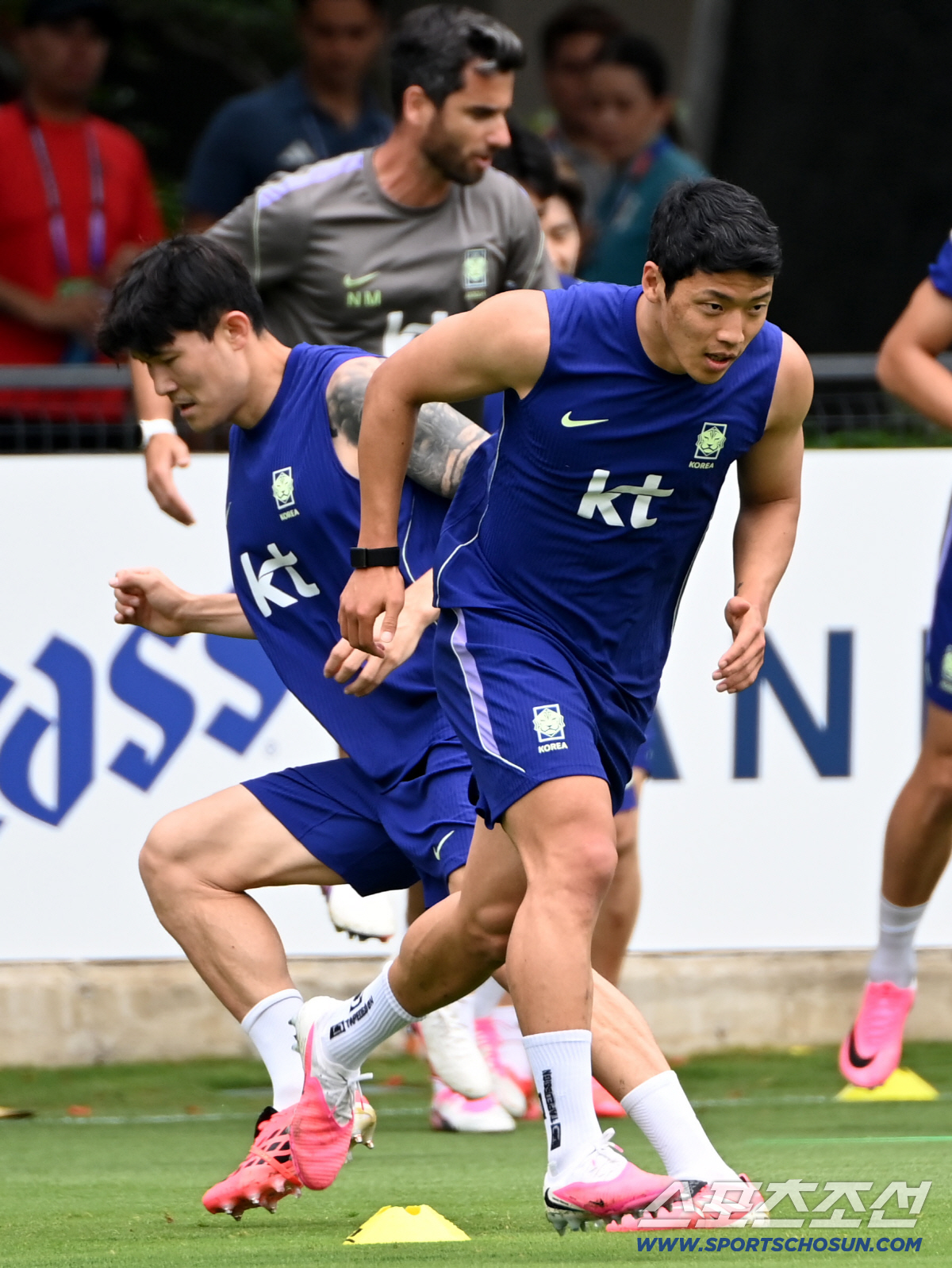 8일(한국시각) 멕시코 과달라하라 인근 사포판 월드컵대표팀 베이스캠프 훈련장 치바스 베르데 바예에서 진행된 대한민국 월드컵 대표팀의 공식 훈련, 황희찬과 김민재가 질주하고 있다. 사포판(멕시코)=허상욱 기자 wook@sportschosun.com/2026.06.08/