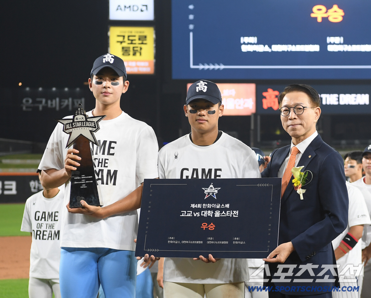 8일 대전 한화생명볼파크에서 열린 제4회 한화이글스배 고교vs대학 올스타전에서 고교팀이 6대4로 승리했다. 고교팀 하현승과 엄준상이 한화이글스 박종태 대표이사와 함께 우승 트로피를 들고 있다. 대전=정재근 기자 cjg@sportschosun.com/2026.6.8/