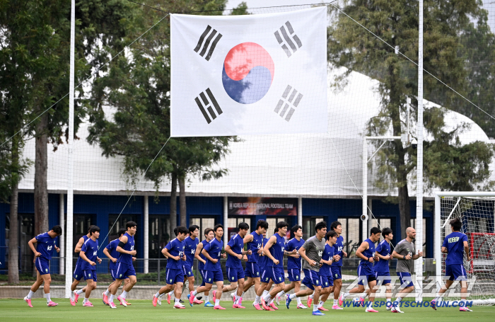[현장인터뷰]'전설의 풀백' 이영표 극찬 또 극찬 "옌스는 윙백의 모든 걸 보여줘, 왼쪽 측면이 체코전 승부처"…홍명보호 조 2위 통과 예상